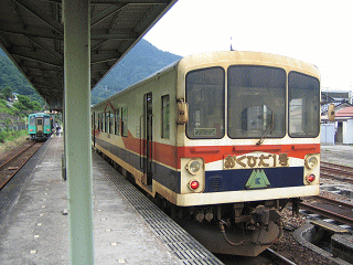 「おくひだ1号」(左奥に見えるのは富山からの接続列車)